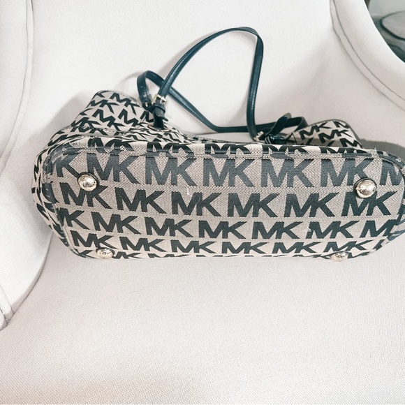 Authentic Michael Kors Purse - Picture 5 of 6